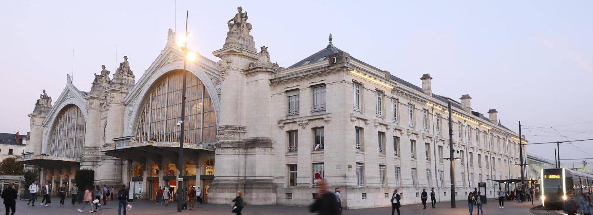Cygne Jaune - Opera / Cathedrale Tours Exterior foto